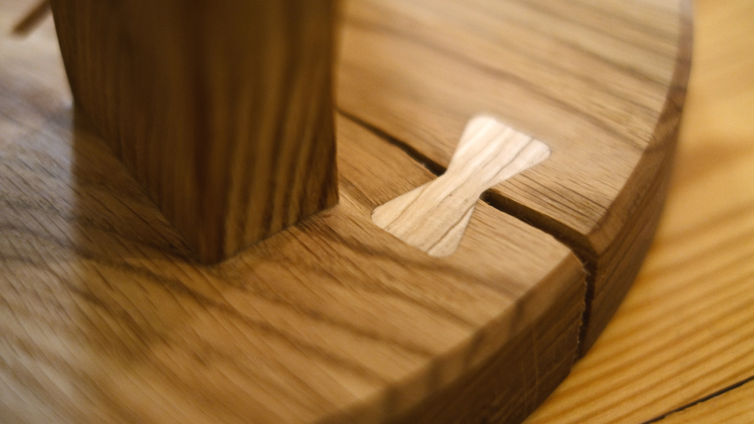 Tammen luonnollisen halkeaman taitava ja tyylikäs korjaus rusetti-insertillä