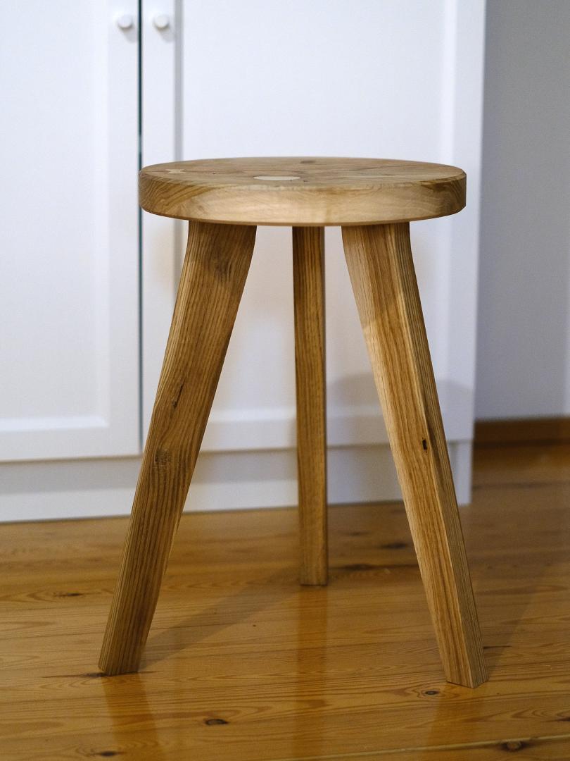 IINO jakkara kuvattuna kaapin edessa, käsintehty massiivipuusta