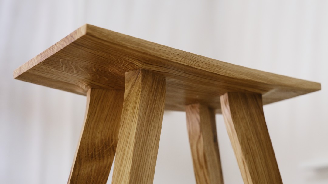 INA jakkaran kuva alhaalta josta näkyy käsintenty pinnan muotoilu