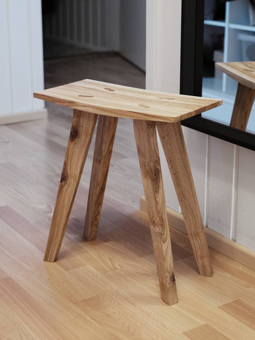 INA jakkara kuvattuna käytössä eteisen jakkarana