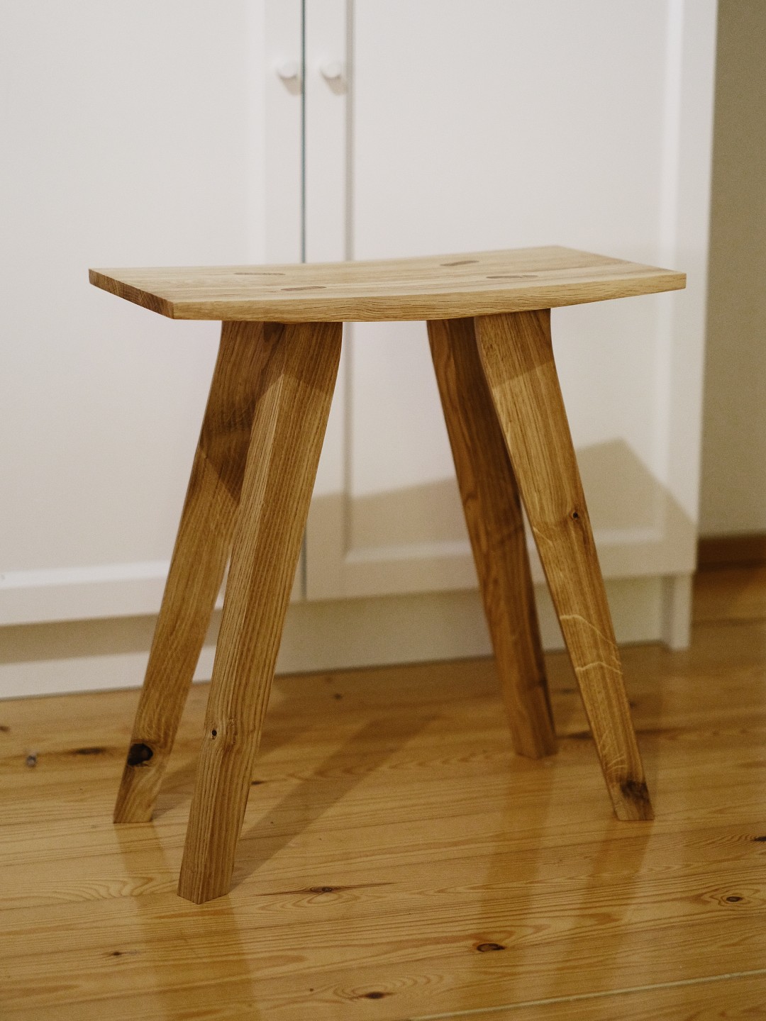 INA jakkara tammesta tilaustyö raumalaiselle asiakkaalle