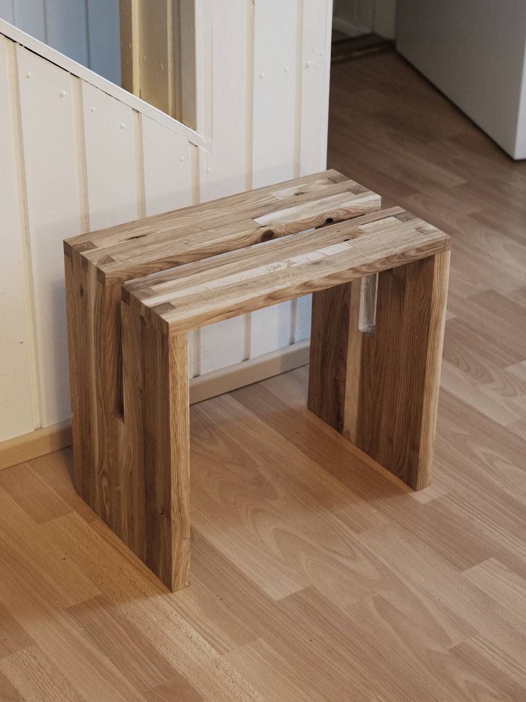 Penkki jossa kasintehty sormiliitos