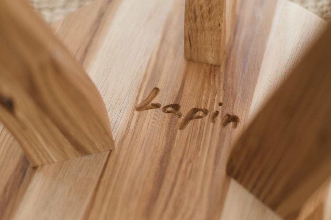 Lapin puusepänverstaan logo kaiverrettu jakkaran alaosaan