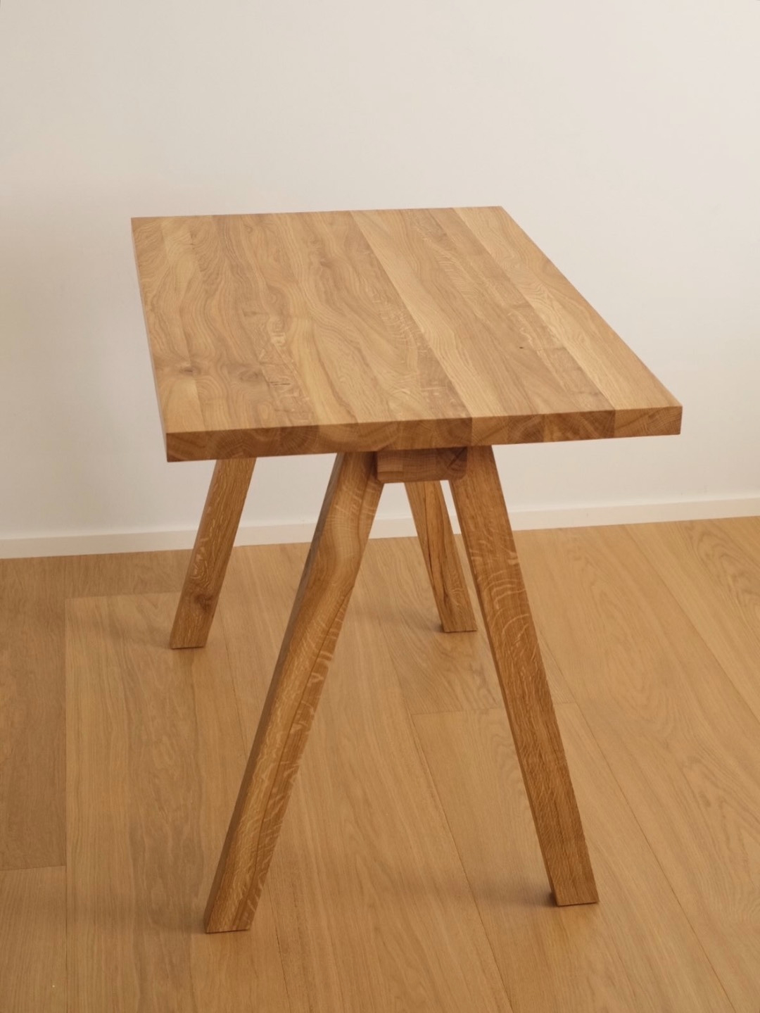 Suomalainen käsityö design työpöytä tammesta
