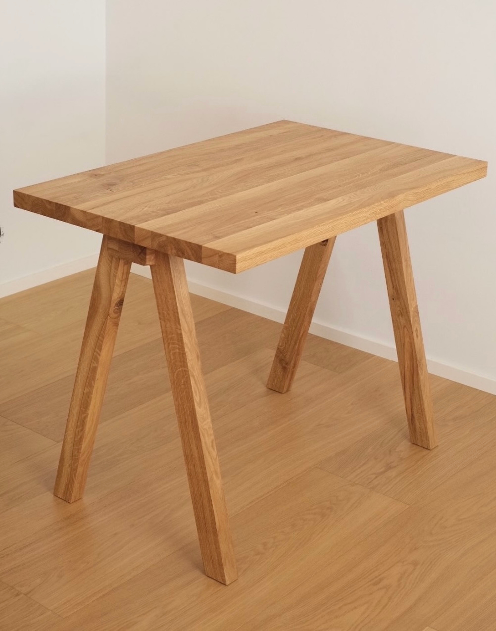 Käsintehty design työpöytä tammesta tilaustyönä